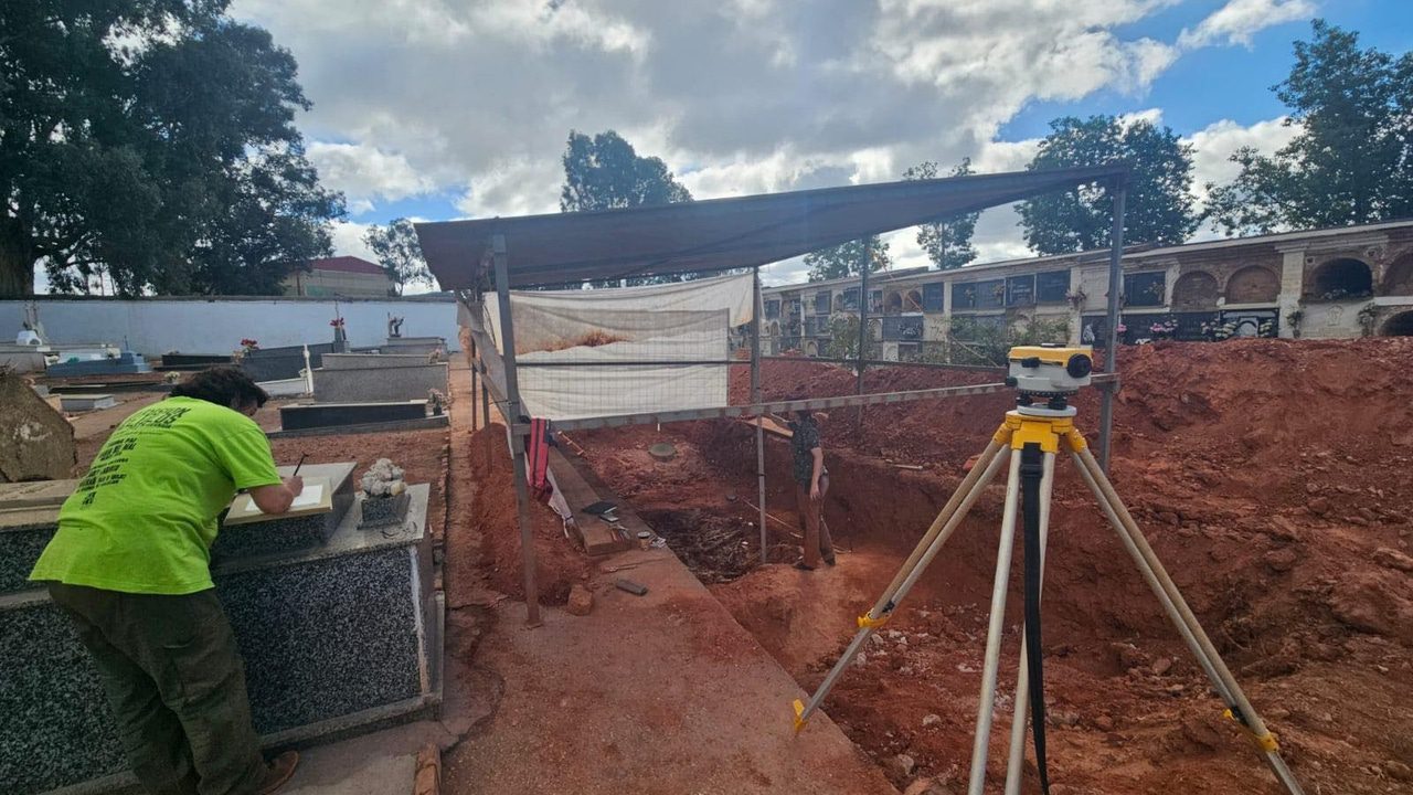 Descubren restos de 138 víctimas del régimen franquista en cinco fosas del cementerio de Riotinto, Huelva