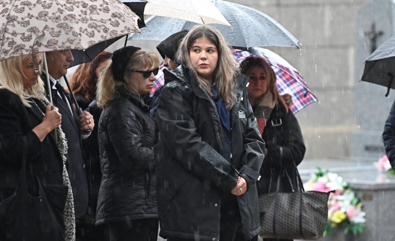 Familiares y amigos despiden a Encarnita Polo en un entierro íntimo en Ávila