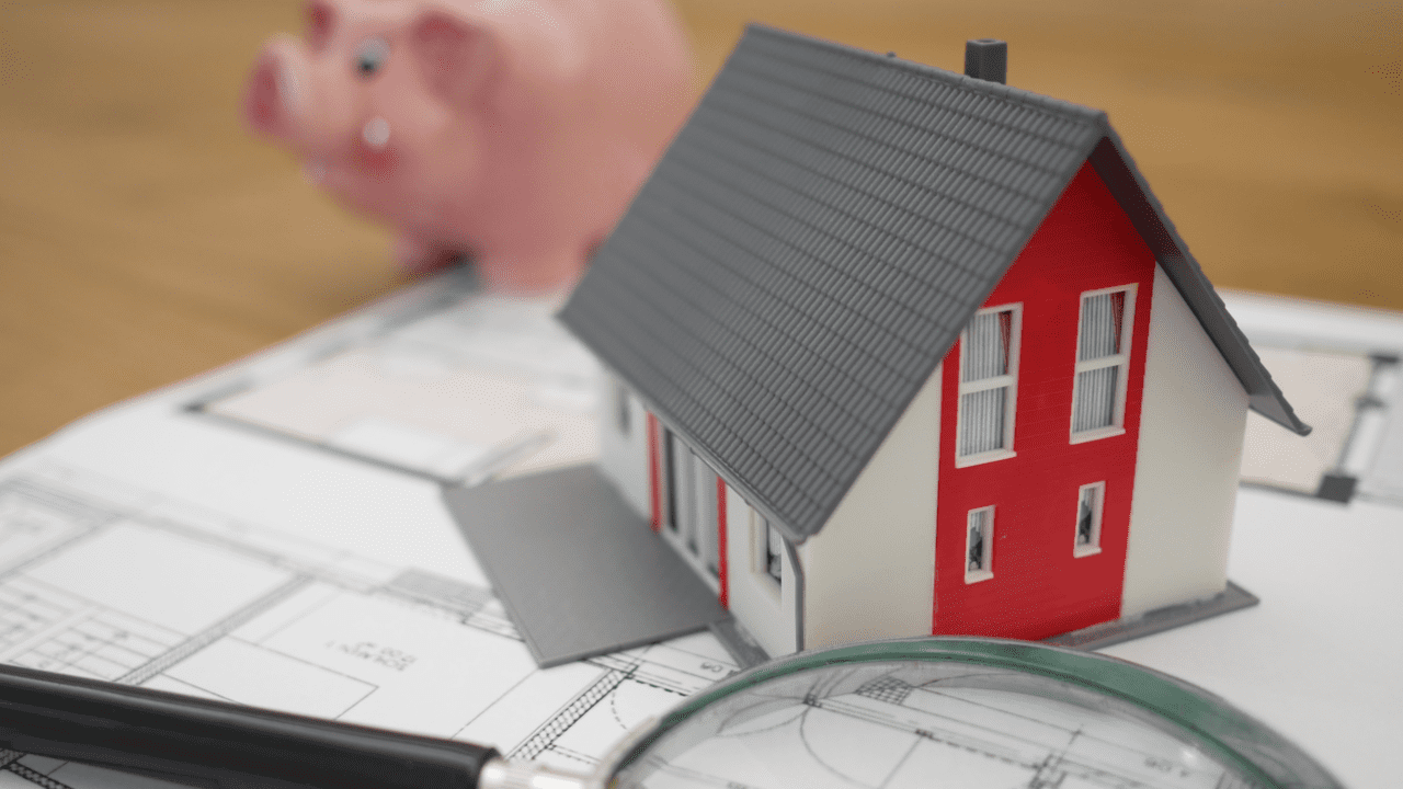 Casa con alcancía en la parte trasera.