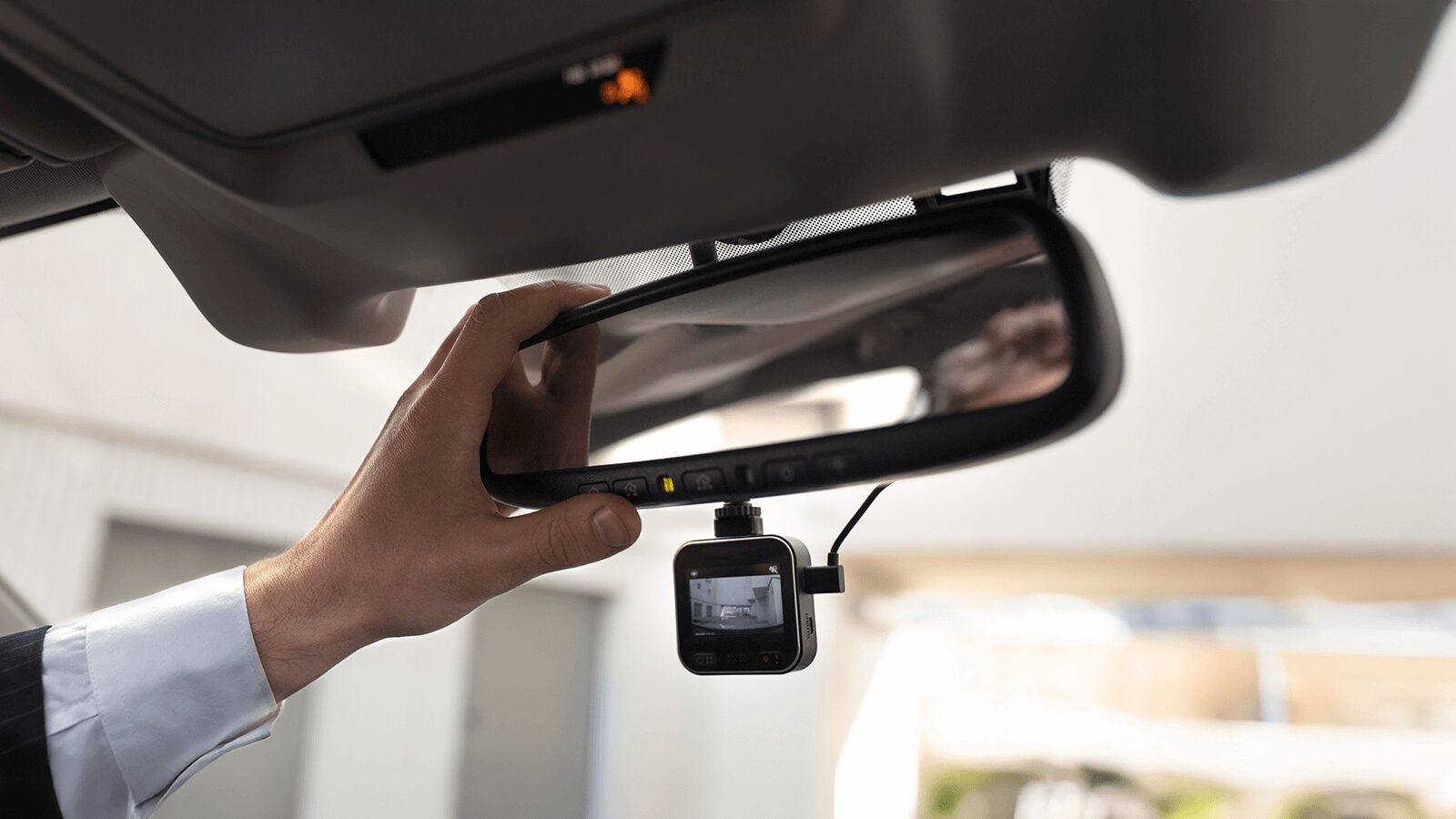 ¿Es legal usar el móvil como cámara de salpicadero en España? Lo que debes saber antes de instalarlo