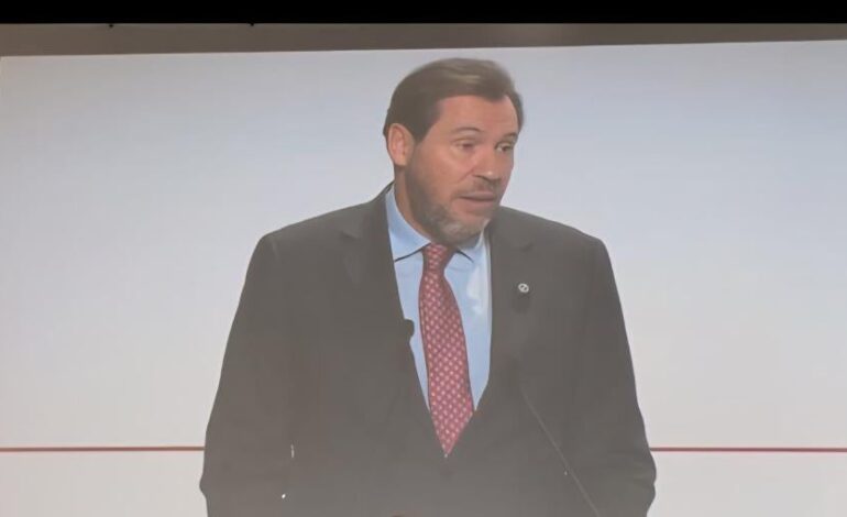 Óscar Puente abre la puerta a comprar trenes chinos para su plan de llevar al AVE a los 350 kilómetros por hora