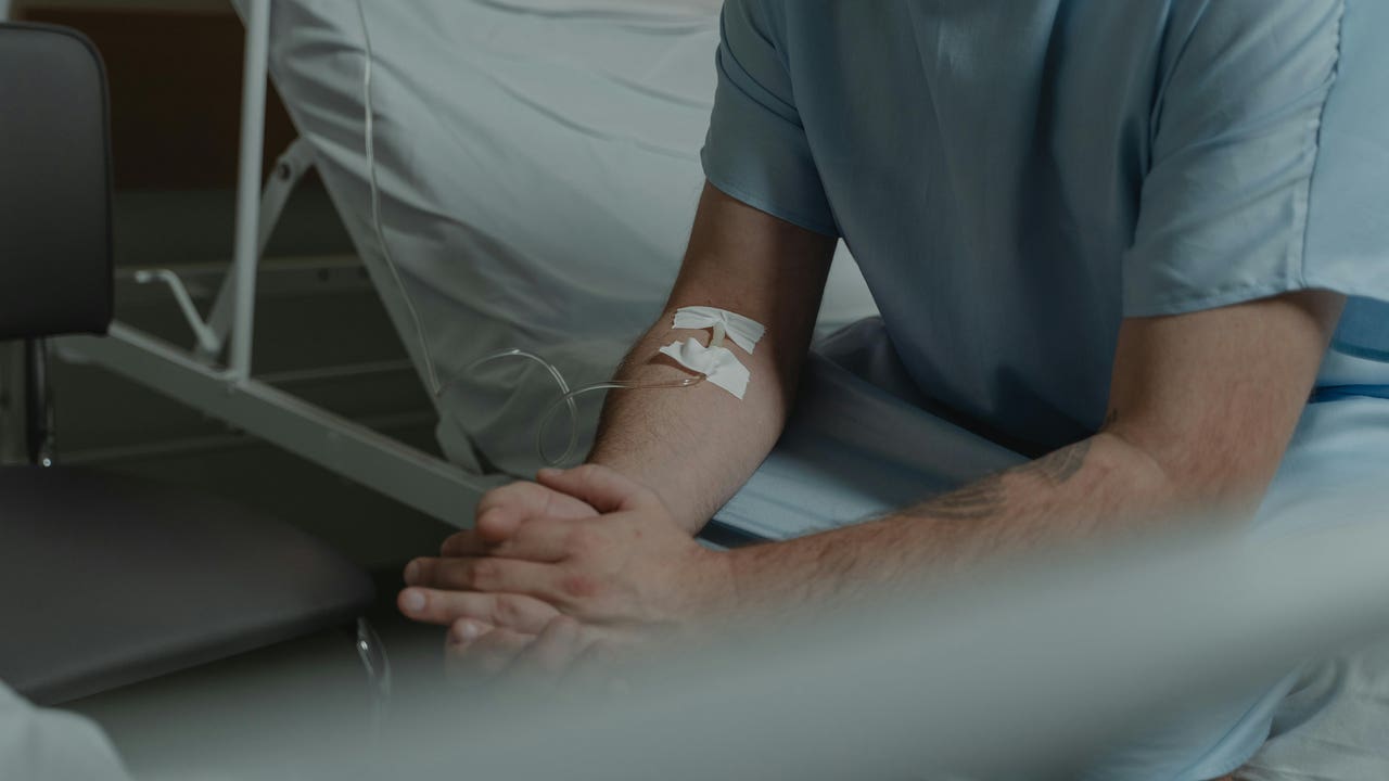 Muere tras despertarse de un coma y acusar a su novia embarazada del accidente sufrido