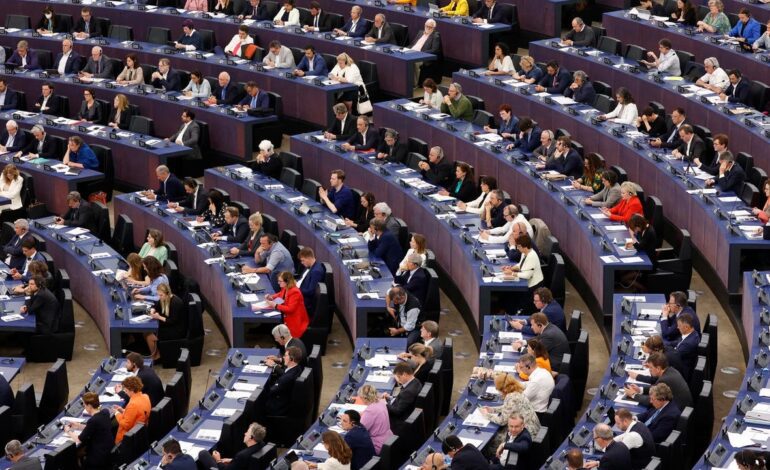 El PP vota contra el objetivo de reducción de emisiones en Europa mientras negocia con Vox en España