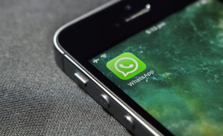 La Policía alerta de una nueva estafa en WhatsApp: el "Vota por mi hijo"