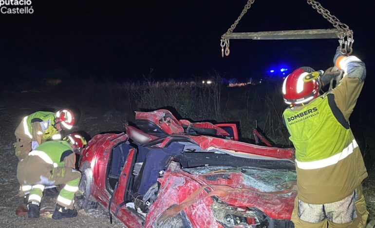 Dos muertos y tres heridos tras caer un coche por un barranco en Benassal, Castellón