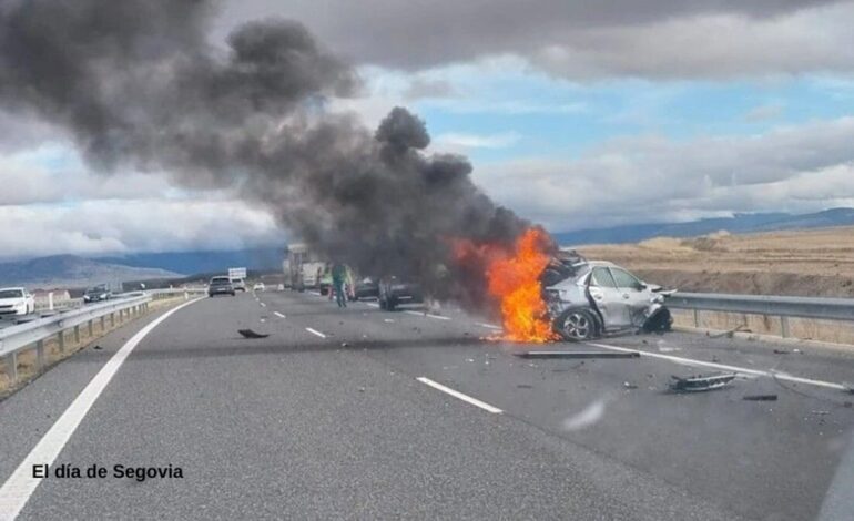 Mueren dos personas tras colisionar con un camión cisterna en Encinillas, Segovia
