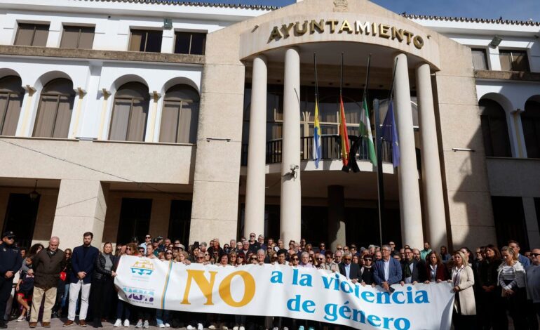 Un centenar de vecinos se concentra por el asesinato de una mujer en Rincón de la Victoria