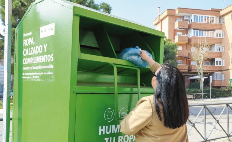Encuentran el cadáver de un hombre en un contenedor de ropa en Murcia