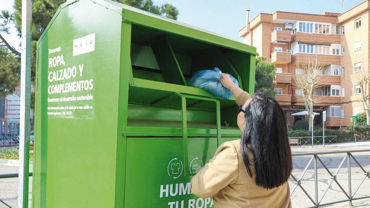 Encuentran el cadáver de un hombre en un contenedor de ropa en Murcia