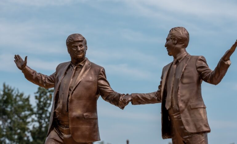 Epstein dijo a un periodista que tenía fotos de Trump «con mujeres en bikini»