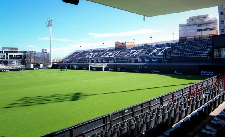 Muere un aficionado en la grada mientras se disputaba el Ceuta-Almería de Segunda División