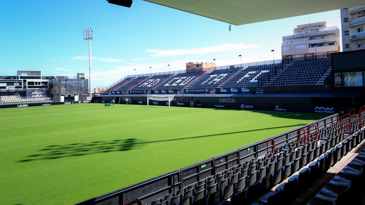 Muere un aficionado en la grada mientras se disputaba el Ceuta-Almería de Segunda División