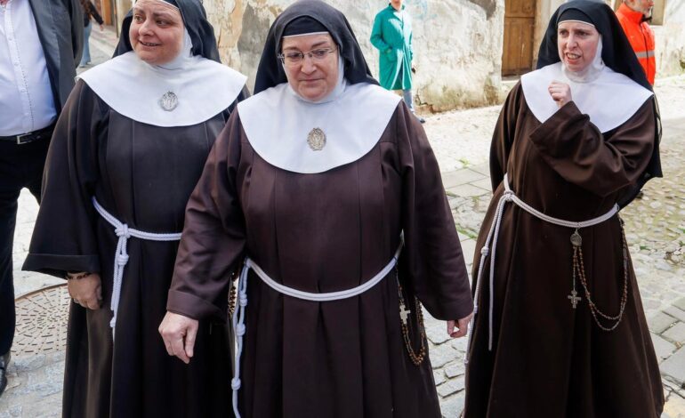 Las ex-clarisas de Belorado lanzan la campaña «Apadrinar un árbol» para afrontar su delicada situación económica y legal