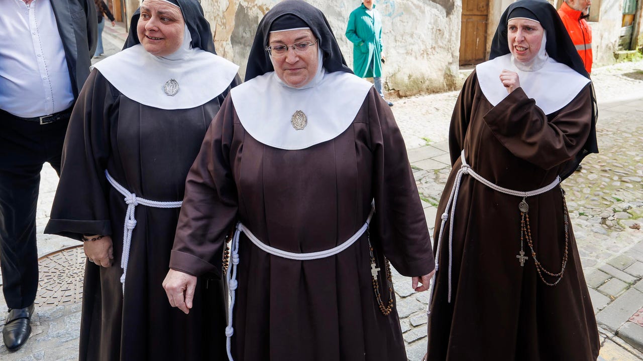 Las ex-clarisas de Belorado lanzan la campaña «Apadrinar un árbol» para afrontar su delicada situación económica y legal