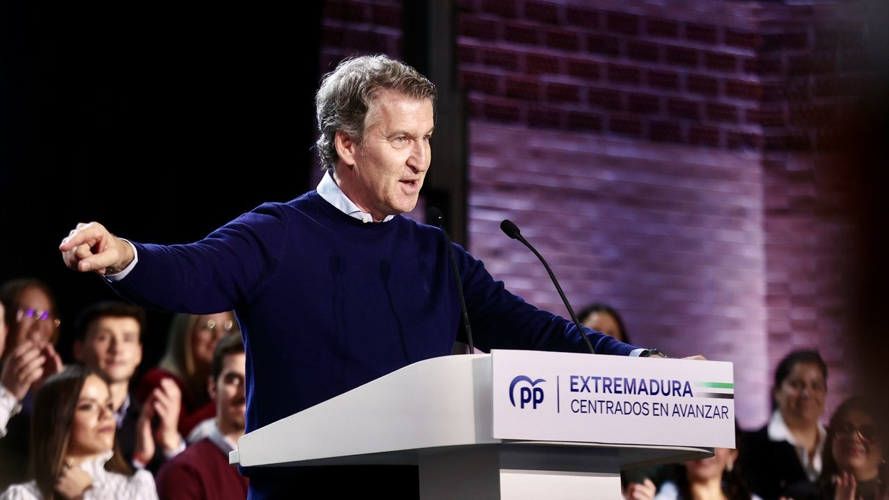 Feijóo acusa a Sánchez de «no gobernar» y alerta de que la pinza PSOE-Vox pondría «al frente» a Gallardo