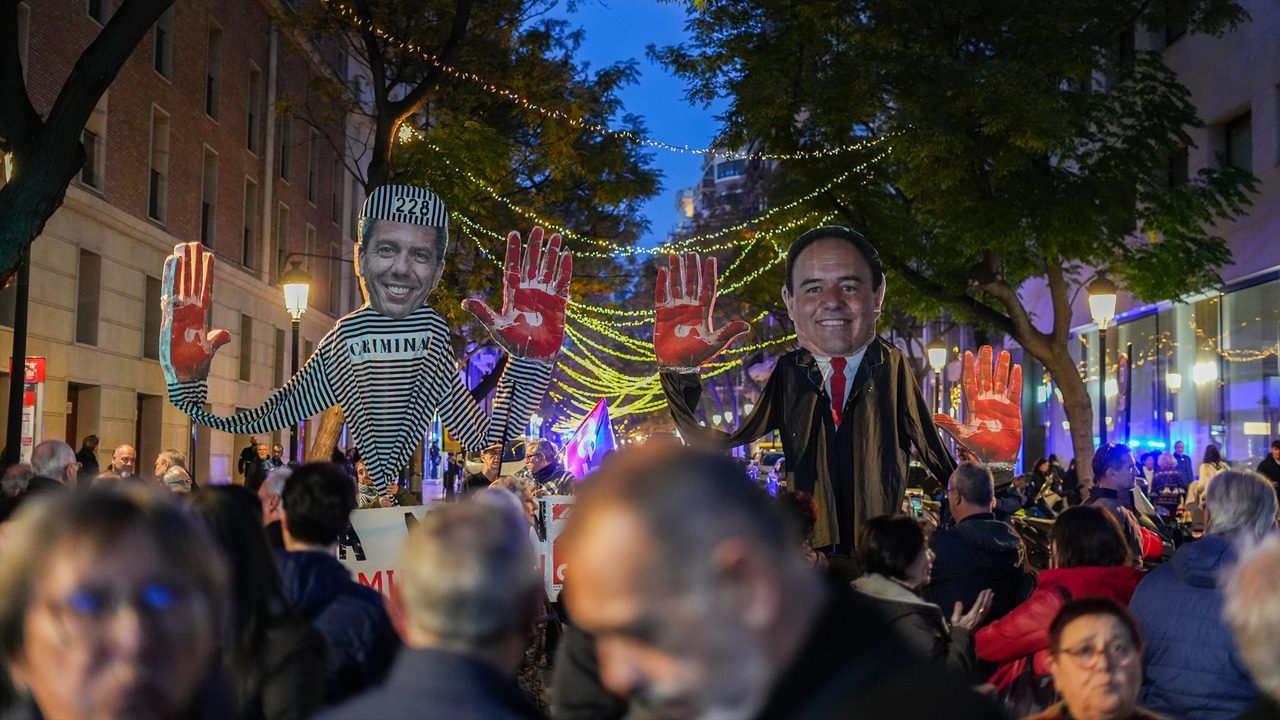 La manifestación ‘Mazón a presó’ exige al expresident que deje el acta de diputado y se someta a la justicia