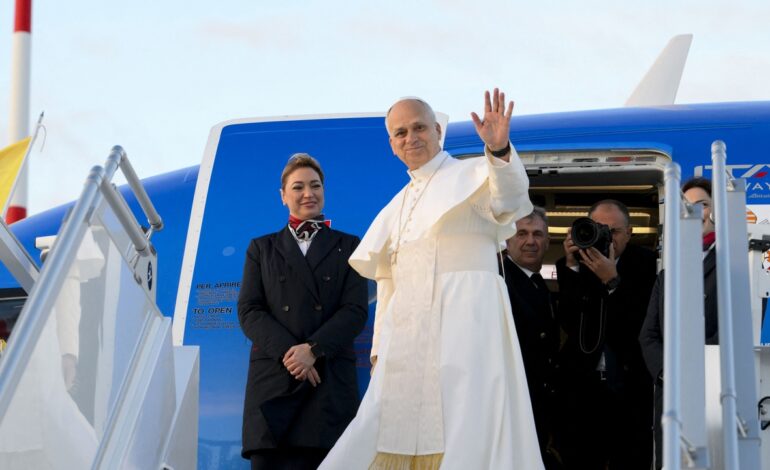 El avión en el que viaja el papa León XIV está obligado a cambiar un componente tras el aviso de Airbus