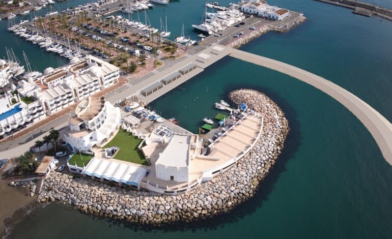 Encuentran el cadáver de un hombre flotando en el puerto de Benalmádena, en Málaga