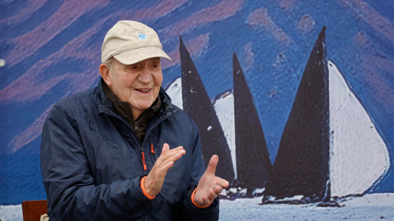 Juan Carlos I dice no arrepentirse ni tener remordimientos y achaca su salida del trono a una «abdicación física»