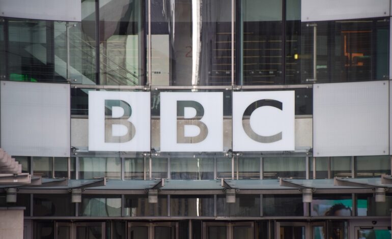 Dimite el director de la BBC tras ser acusado de parcialidad por la emisión fragmentada de un discurso de Trump