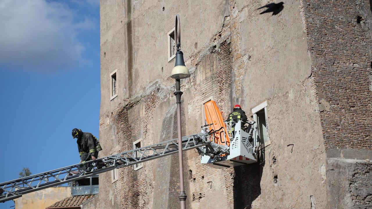 Se derrumba una torre medieval en Roma: hay cinco heridos