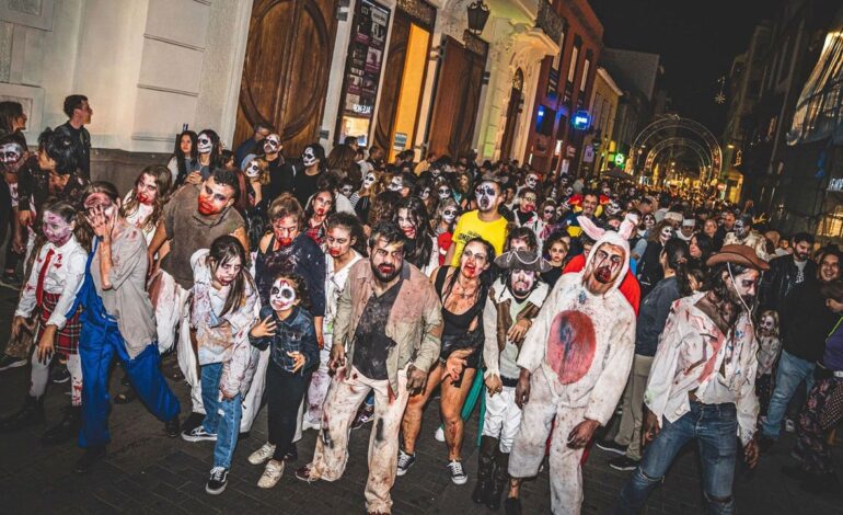 Una cabalgata zombie llena las calles de muertos vivientes, vampiros y espíritus malignos en Tenerife