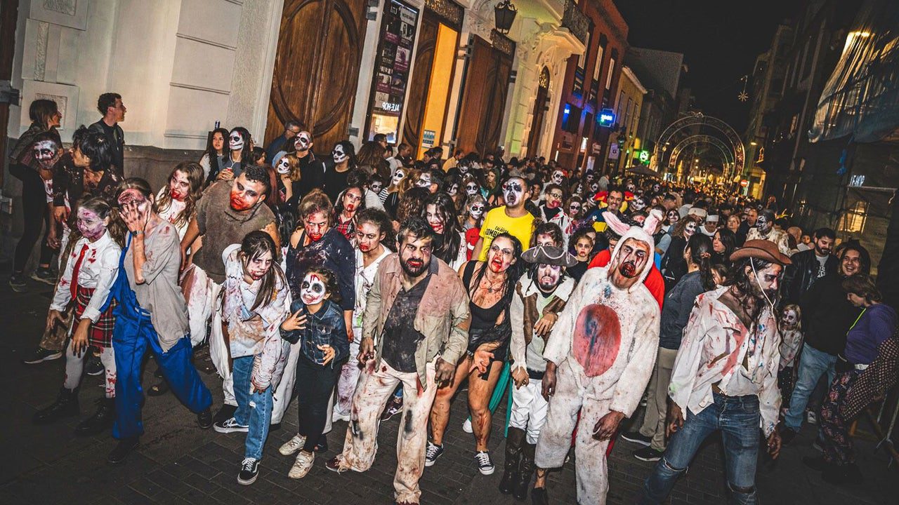 Una cabalgata zombie llena las calles de muertos vivientes, vampiros y espíritus malignos en Tenerife