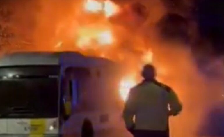 Se incendia uno de los autobuses que llevaba a los aficionados del Barça en Brujas