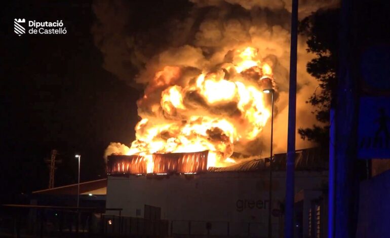 Un pavoroso incendio devora varias cámaras frigoríficas en una nave industrial de productos cítricos de Almassora