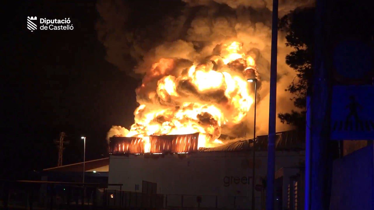 Un pavoroso incendio devora varias cámaras frigoríficas en una nave industrial de productos cítricos de Almassora