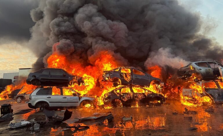 Un incendio en un desguace de San Martín de la Vega calcina varios vehículos y obliga a desalojar varias naves