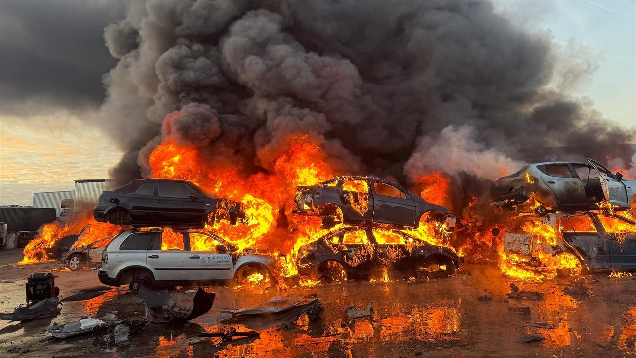 Un incendio en un desguace de San Martín de la Vega calcina varios vehículos y obliga a desalojar varias naves