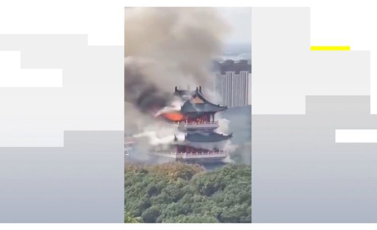 Un voraz incendio destruye el milenario Templo Yongqing, en China