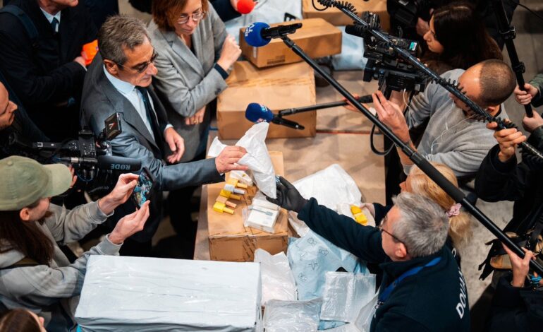 La policía de aduanas revisa los 200.000 paquetes de Shein que llegan al aeropuerto de París