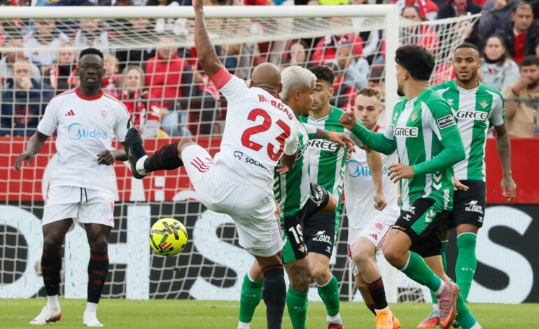 ¡Interrumpido el Sevilla-Betis por lanzamiento de objetos en el Pizjuán!