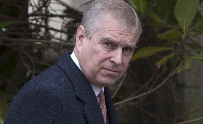 su caída en desgracia desde la muerte de su madre, Isabel II