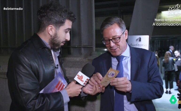 Así reacciona Alfonso Serrano cuando Isma Juárez le regala un marcapáginas de la Iglesia Aznariana: «Cómo sois…»