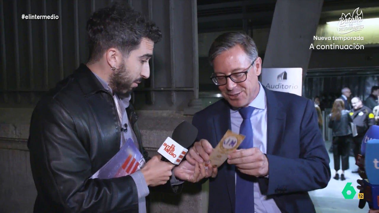 Así reacciona Alfonso Serrano cuando Isma Juárez le regala un marcapáginas de la Iglesia Aznariana: «Cómo sois…»