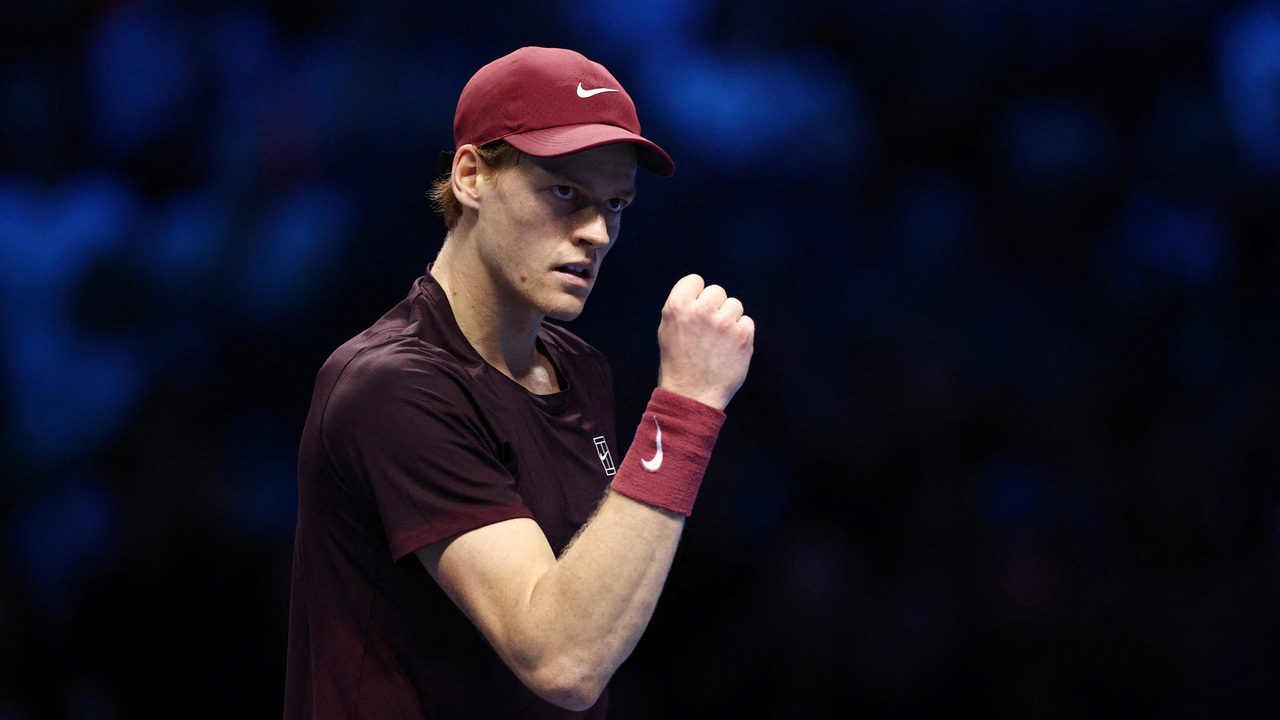 Jannik Sinner somete a Alex de Miñaur y jugará la final de las Nitto ATP Finals