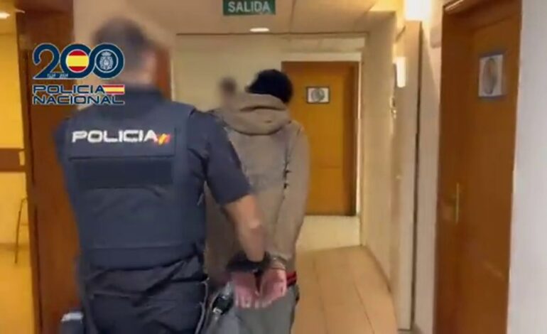 Un joven de 21 años llega al hospital de Lanzarote con un cuchillo clavado en la espalda