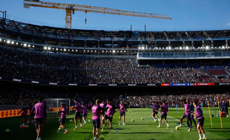 Los jugadores del Barça vuelven a entrenar en el Camp Nou mientras los obreros denuncian irregularidades