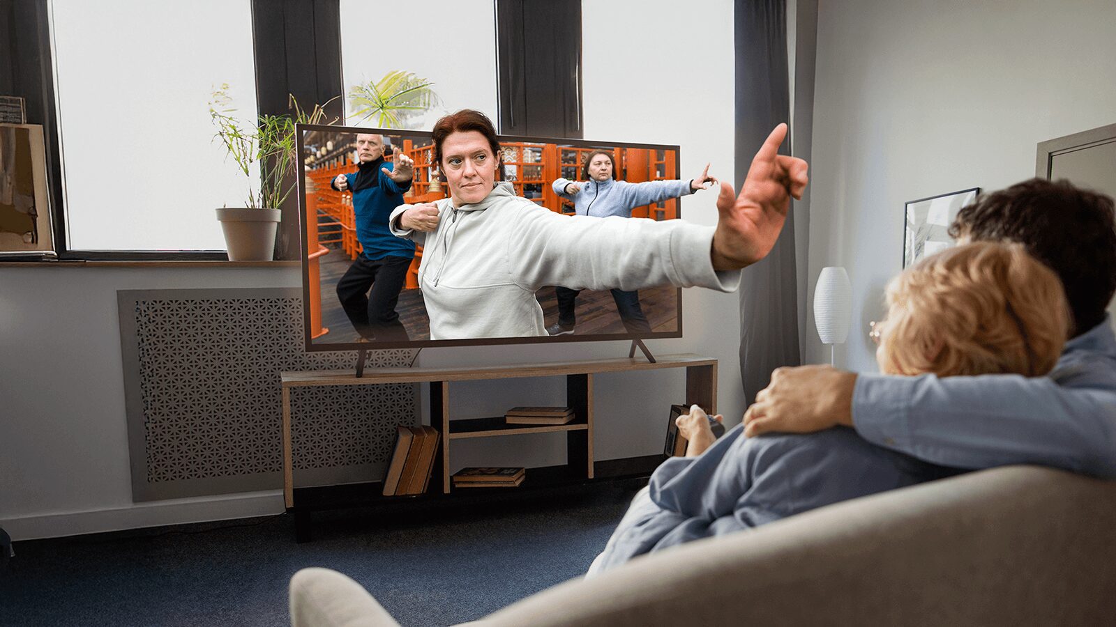 ¿A qué distancia se debe ver la televisión? La OCU da las claves para no quedarte sin vista