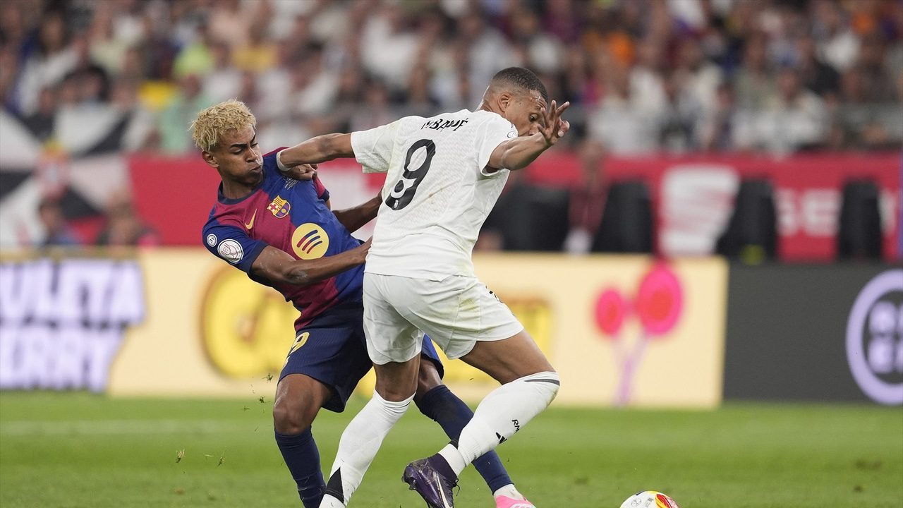 ¿cuántos futbolistas hay de Real Madrid y Barça?