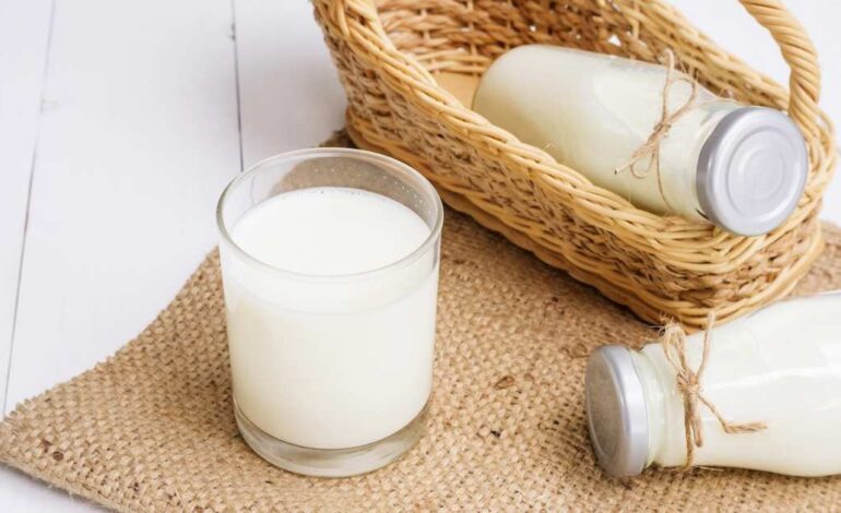 La leche entera ecológica es perfecta para reducir bolsas y ojeras. Después aplica unas gotitas de aceite vegetal