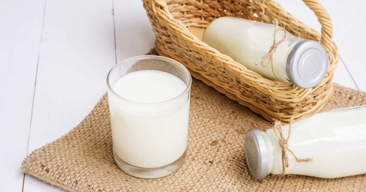 La leche entera ecológica es perfecta para reducir bolsas y ojeras. Después aplica unas gotitas de aceite vegetal