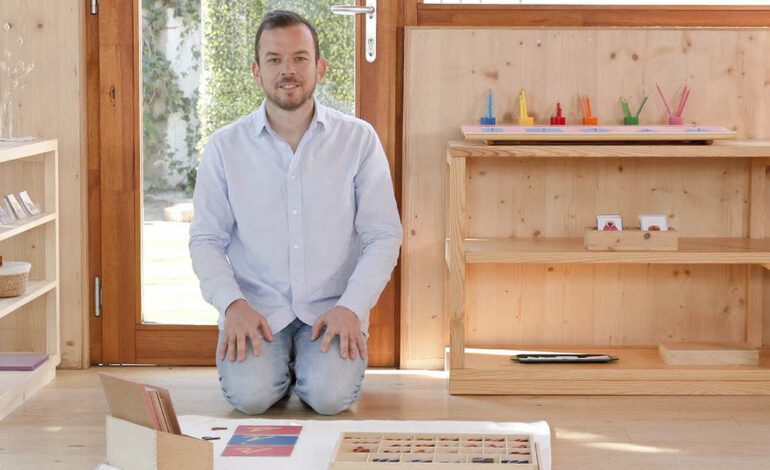 Ver la alegría con la que un niño escribe su primera palabra espontáneamente es una de las cosas más emocionantes que puede vivir un maestro Montessori