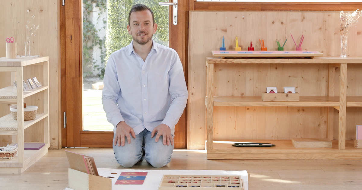 Ver la alegría con la que un niño escribe su primera palabra espontáneamente es una de las cosas más emocionantes que puede vivir un maestro Montessori