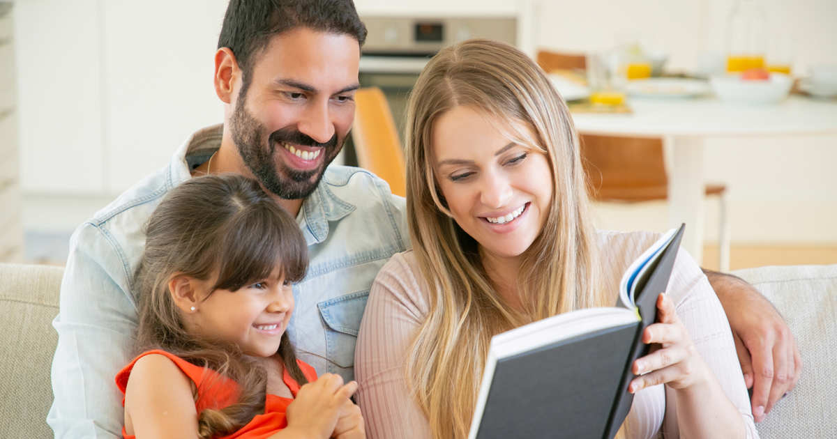 Si quieres que tus hijos lean, deja la televisión y el móvil. Ellos harán lo que ven