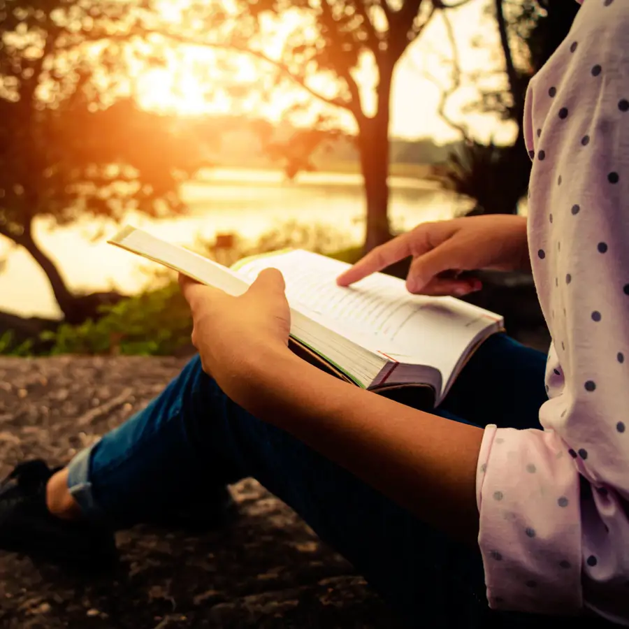 leyendo escapar Club Mujeres contra el Crimen primera obra