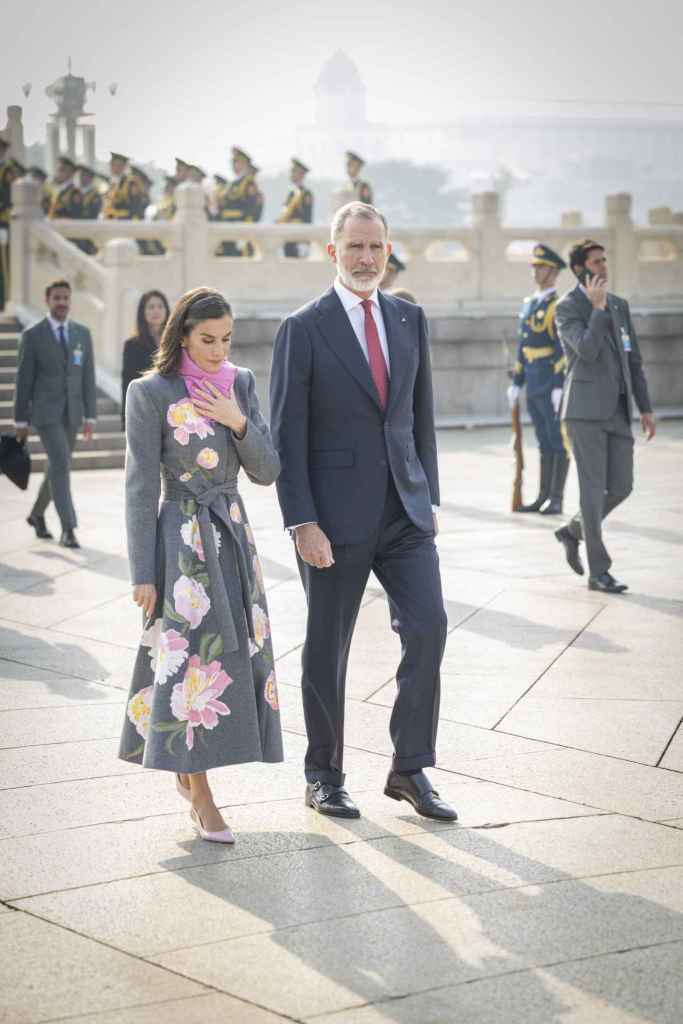 La reina Letizia luce un abrigo de Carolina Herrera durante su visita a China